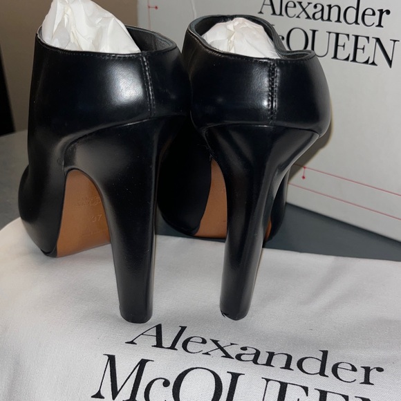 Alexander McQueen Leather High Heel Pumps 37/7 Black Solid Slip On NIB w Dustbag - Picture 9 of 17
